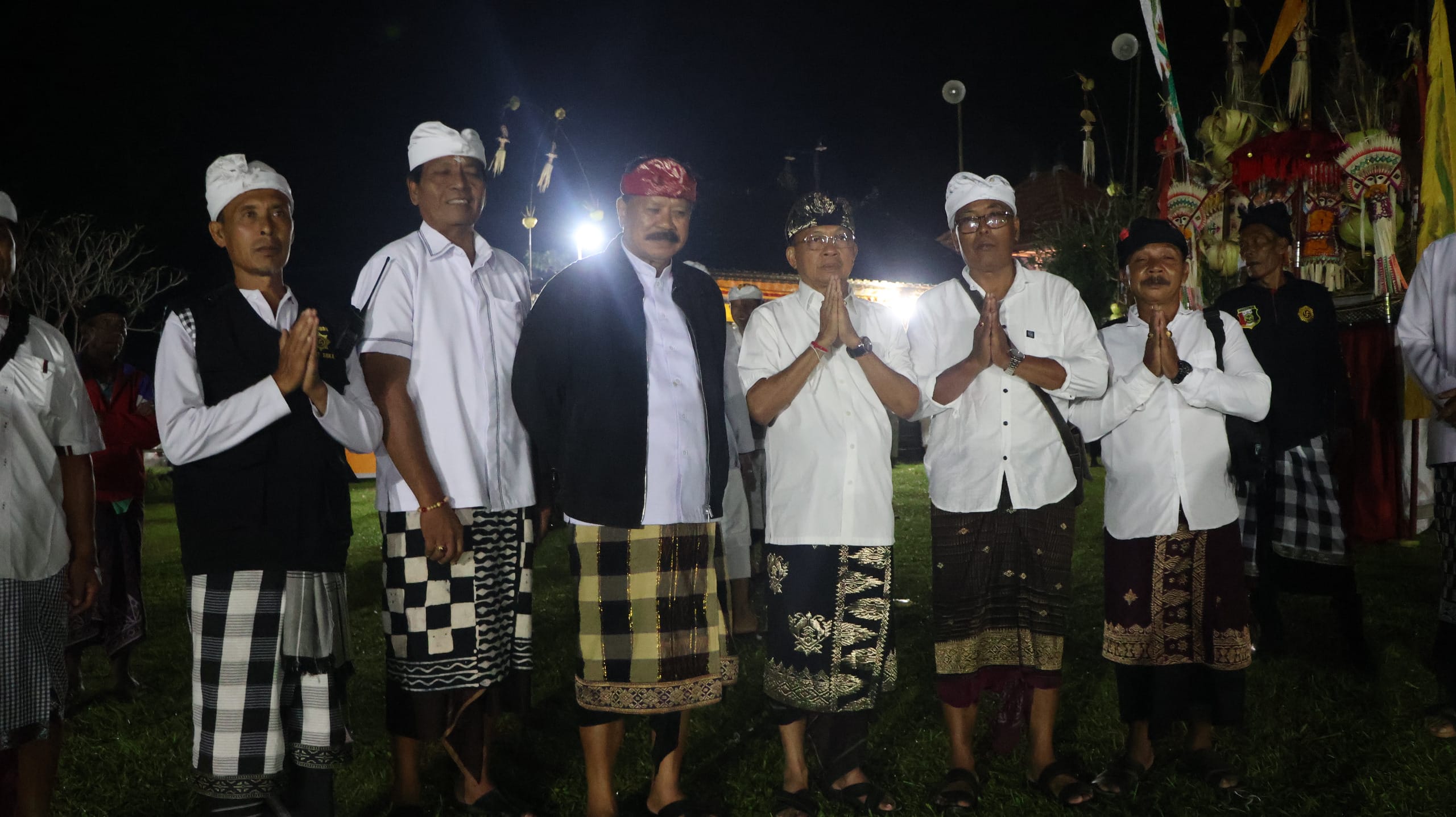 Tangkil di Puncak Pujawali Pura Luhur Batulumbung, Gubernur Koster Serahkan Punia Rp 25 Juta