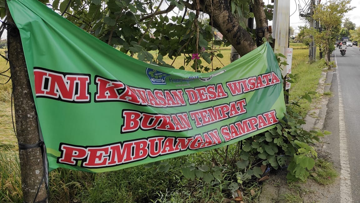 “Kami Bukan Tempat Sampah!” Warga Penarungan Pasang Buis Beton Blokir Truk DLHK Badung