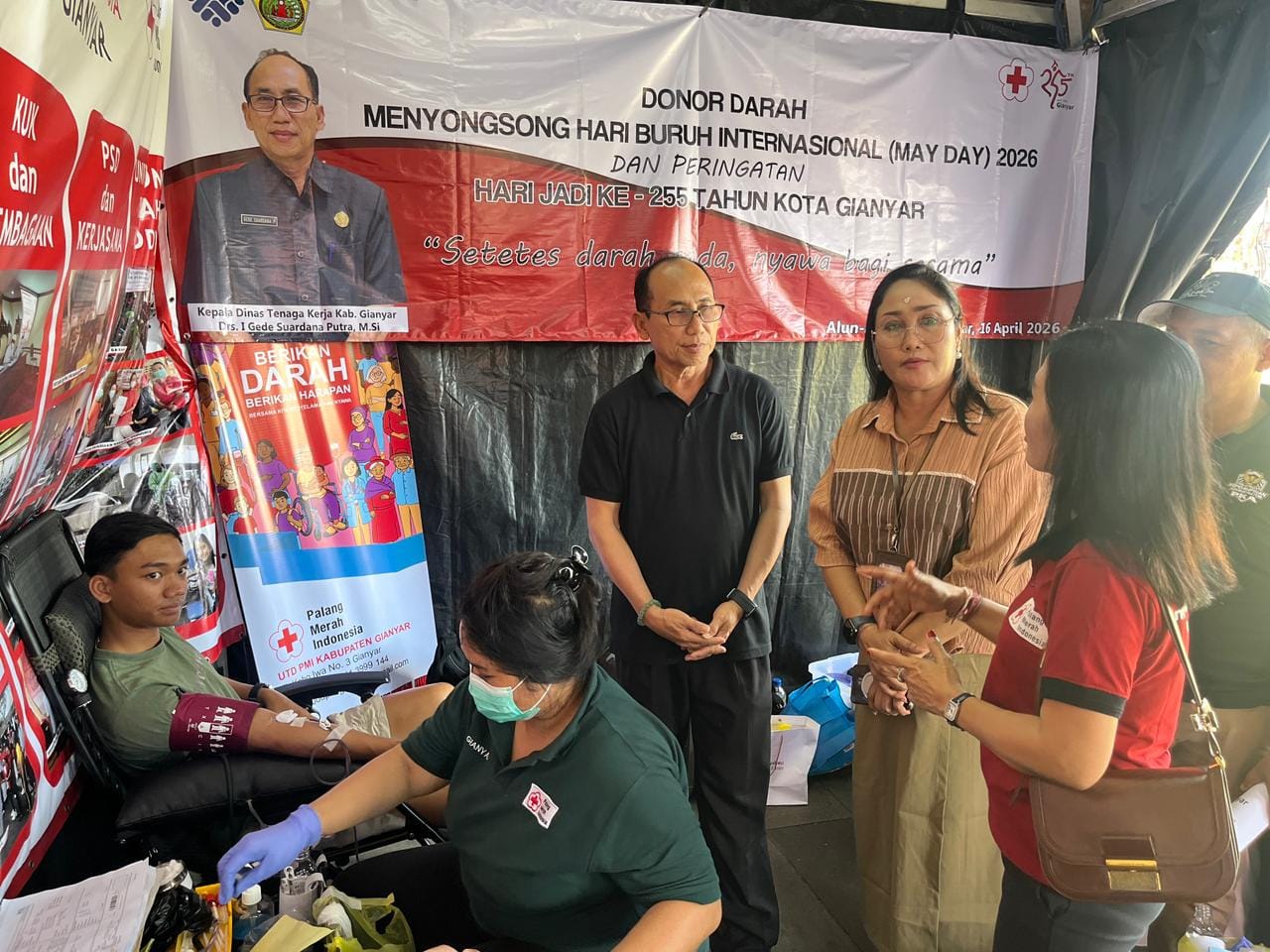 Semarak May Day dan HUT Gianyar, Disnaker Gandeng 17 Perusahaan Gelar Aksi Donor Darah di Alun-Alun