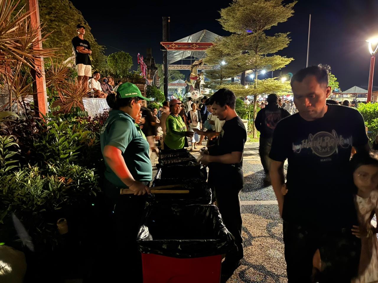 Begini Cara Petugas DLH Gianyar “Sihir” Tumpukan Sampah Jadi Terpilah di Tengah Keramaian HUT Kota