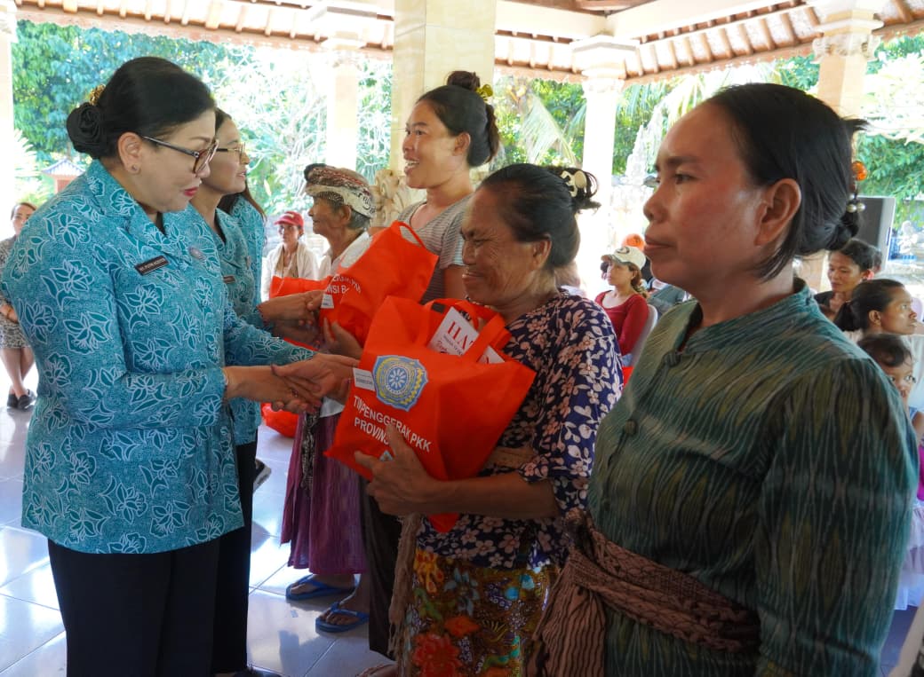 Sentuh Tiga Desa di Nusa Penida, Ibu Putri Koster Ajak Warga Perangi Stunting dan Kelola Sampah Mandiri