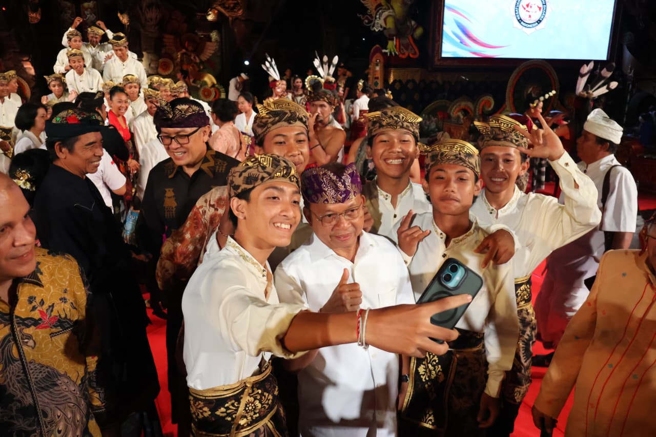 Dihadiri Ribuan Umat, Menko PMK dan Gubernur Koster Serukan Refleksi Diri di Tengah Kebisingan Global