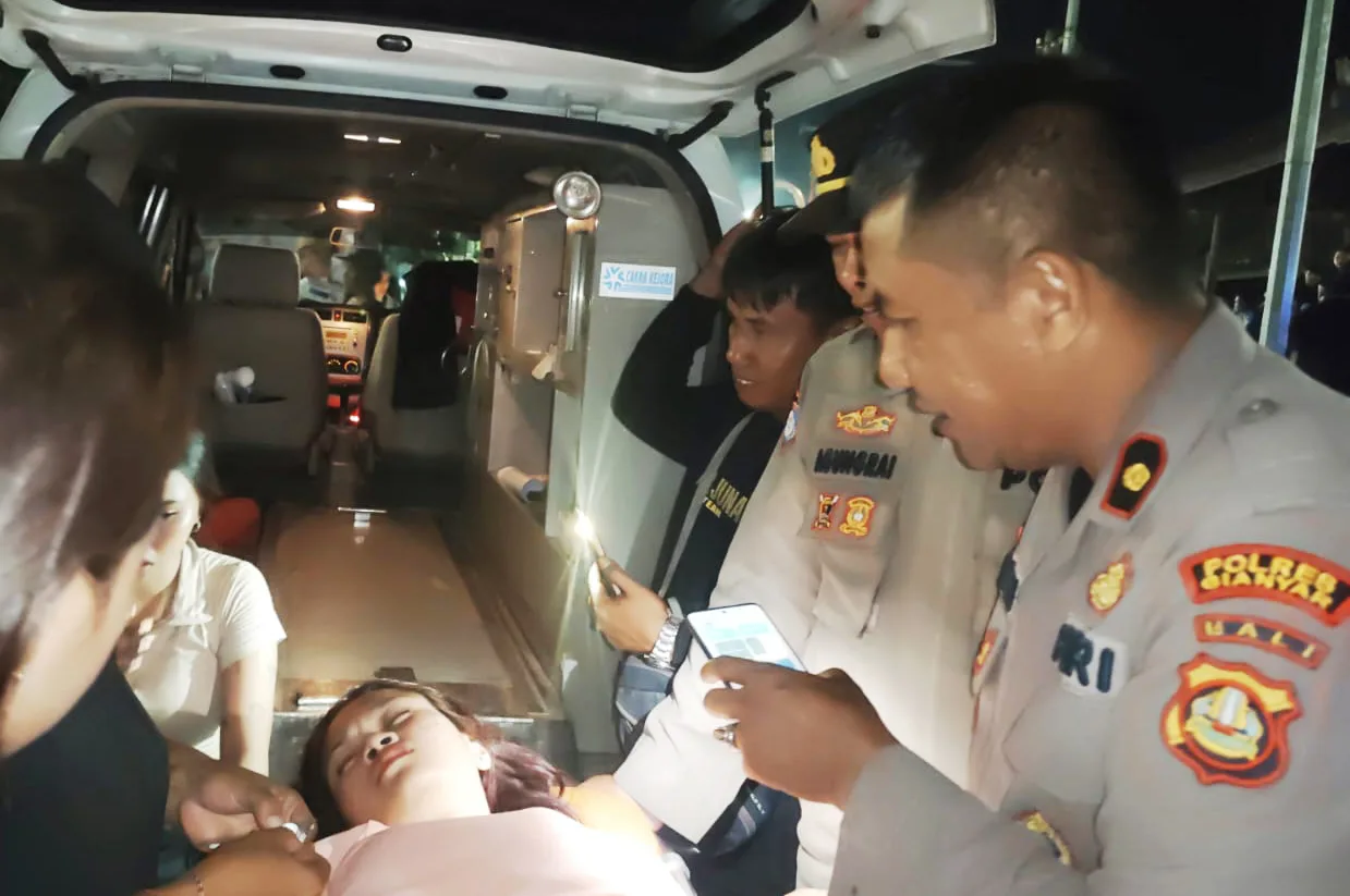 Polisi Sigap Selamatkan Penonton yang Nyaris Pingsan saat Konser Tipe-X   HUT Kota Gianyar ke-255