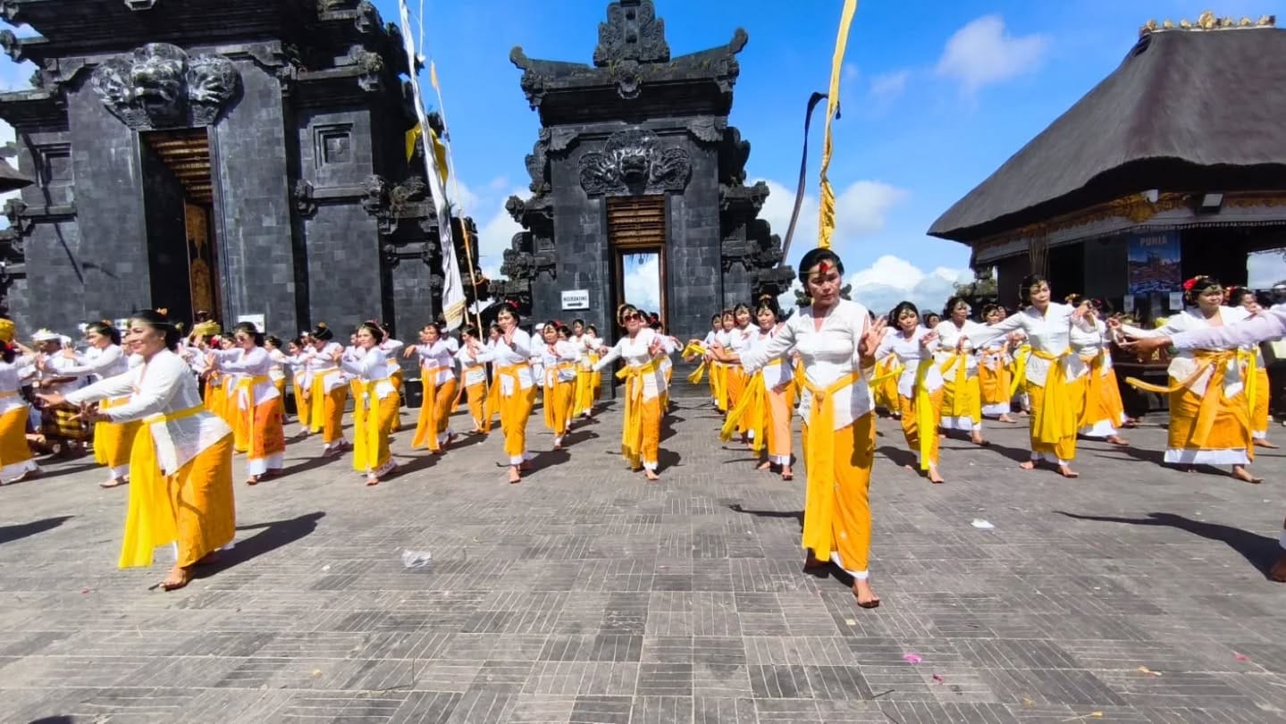 Pemkab Bangli Laksanakan Bhakti Penganyar di Pura Besakih, Persembahkan Tari Rejang Adri