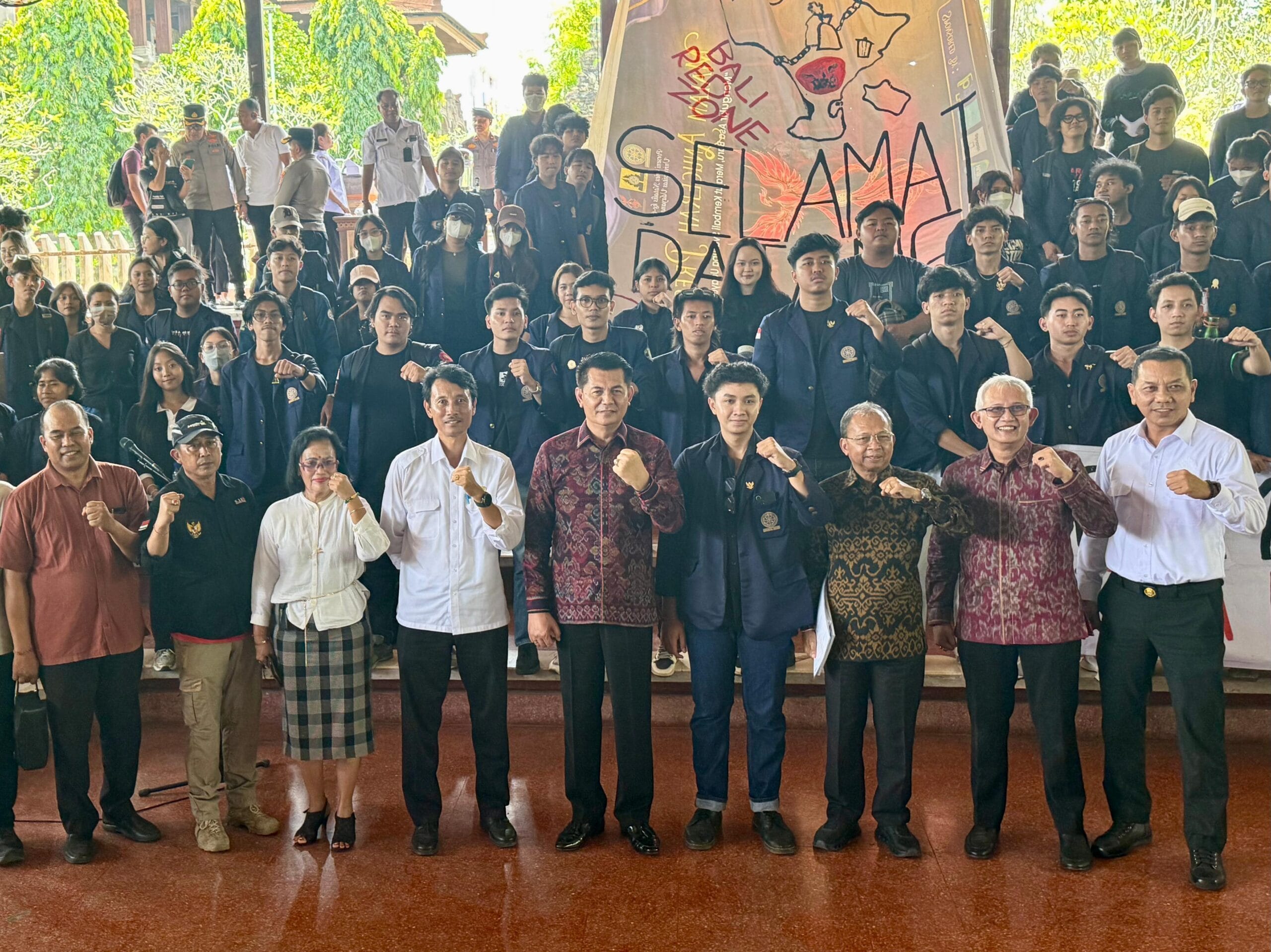 Bukan Mall ! TPA Suwung Bakal Jadi Jogging Track, Gubernur Koster Jamin Penanganan Sampah Bali di Depan Mahasiswa