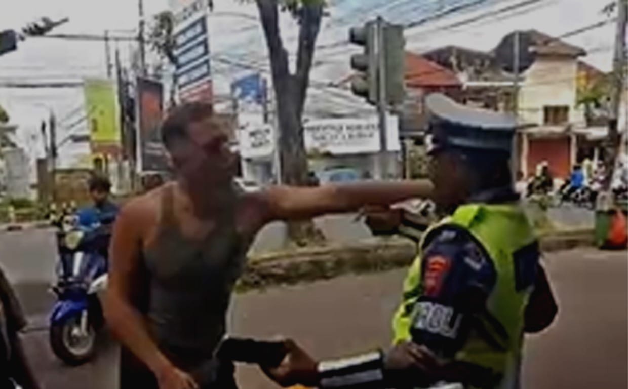 Tak Pakai Helm dan Bentak Polisi, Turis Asal Italia di Denpasar Ini Akhirnya Gigit Jari Saat Motornya Diangkut!