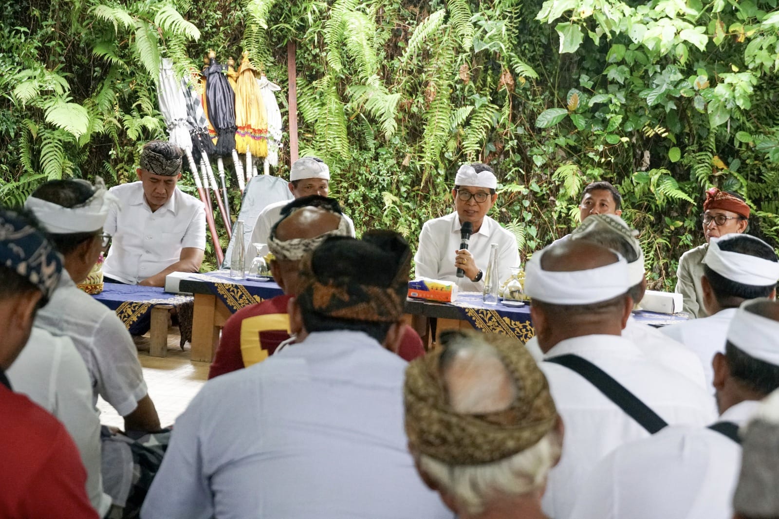 Bupati Adi Arnawa Serahkan Bantuan Rp 550 Juta untuk Pemulihan Pura Taman Beji Magendra Darmasaba yang Terdampak Banjir