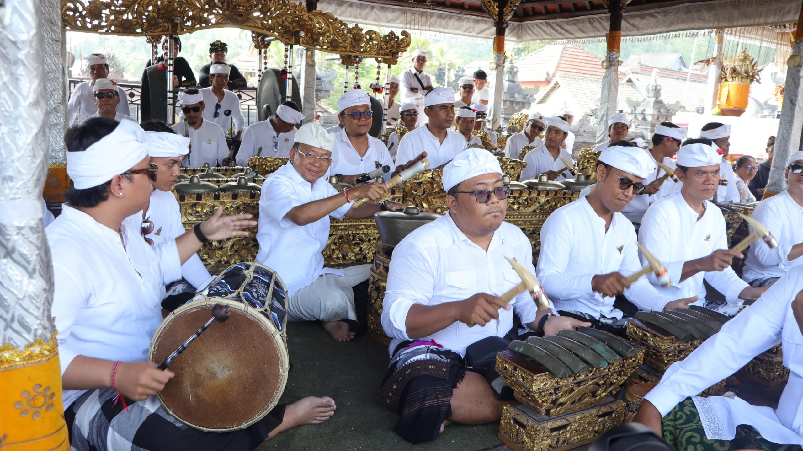 Gubernur Bali Turut ‘Ngayah’ Megambel Saat Prosesi Penyineban Ida Bhatara Turun Kabeh 2026