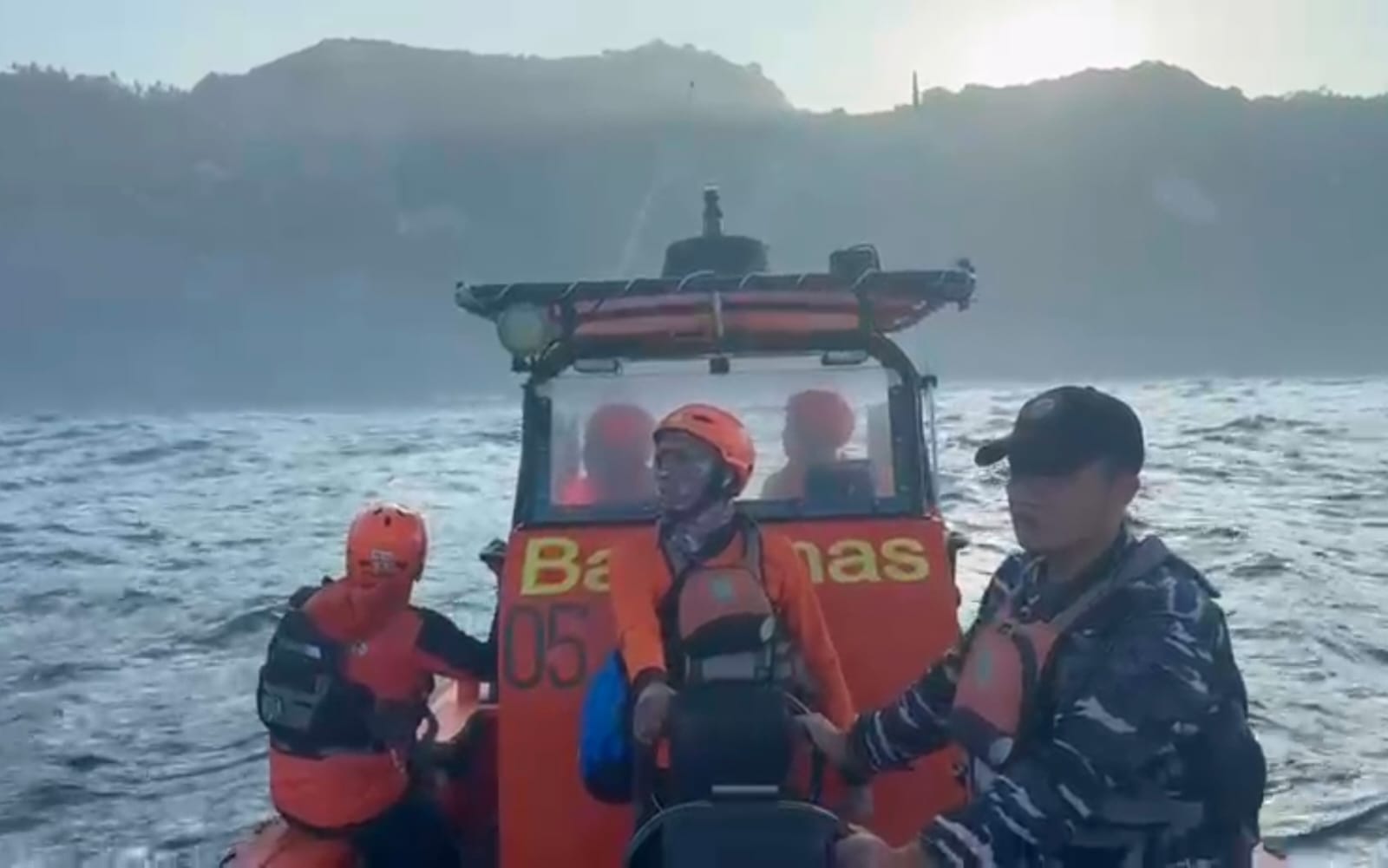 Asyik Memancing Bersama Anak, Petani Asal Bunga Mekar Hilang Terseret Ombak ke Tengah Laut Pantai Kelingking