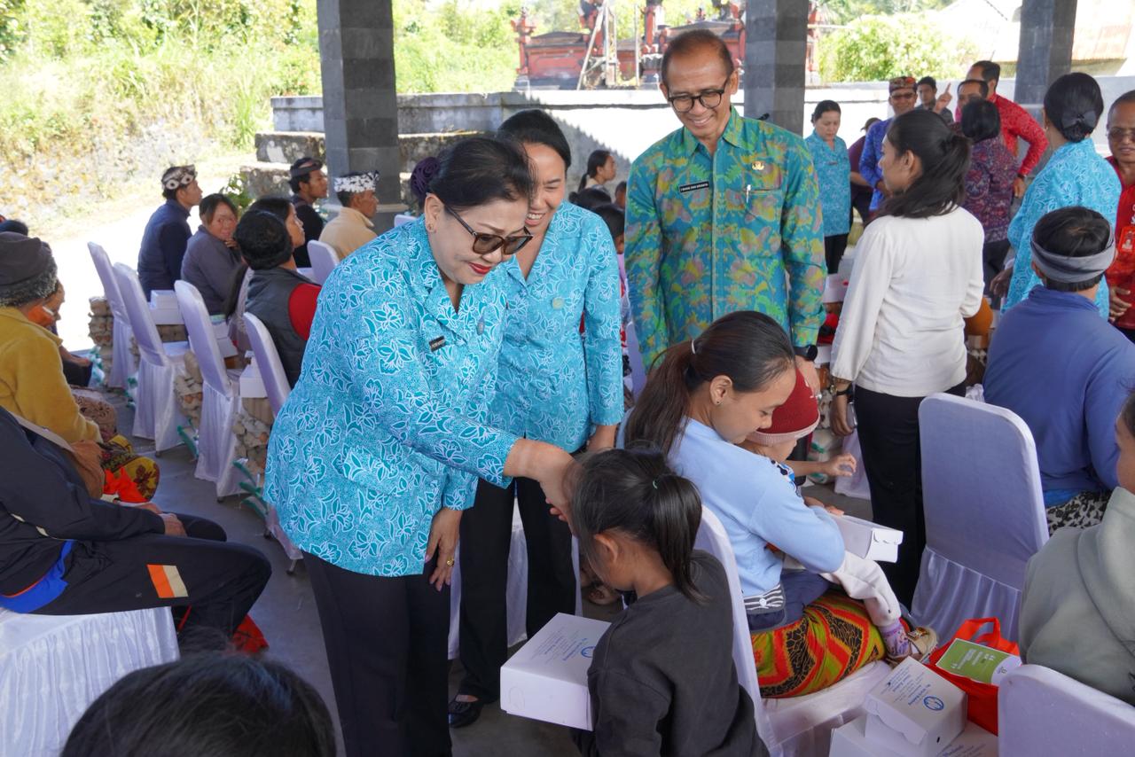 Turun ke Tiga Desa di Kintamani, Ny. Putri Koster Ingatkan Bahaya Rabies dan Ajak Warga Perangi Populasi Lalat!