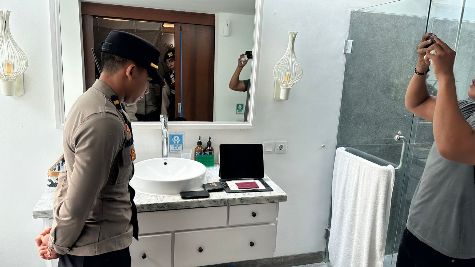 Pesan Terakhir WN Irlandia di Pintu Kamar Vila: “Jangan Masuk, Panggil Polisi”