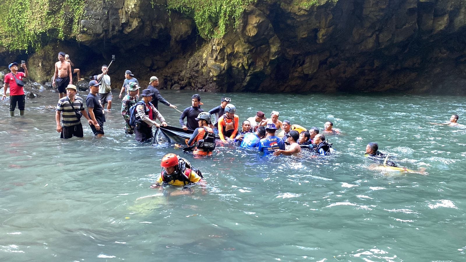 Ditemukan di Kedalaman 7 Meter, Pegawai BPS yang Tenggelam di Air Terjun Tembok Barak Meninggal Dunia