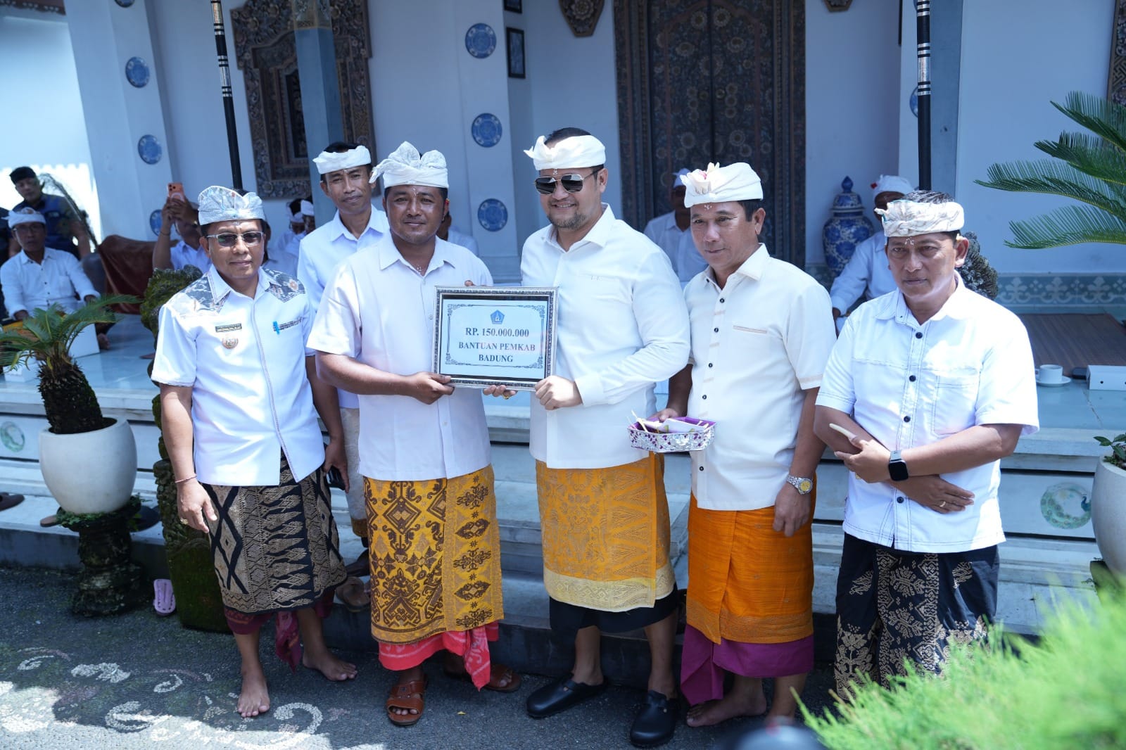 Wabup Bagus Alit Sucipta Serahkan Dana Aci Rp150 Juta, Apresiasi Semangat Gotong Royong Krama Puri Punggul