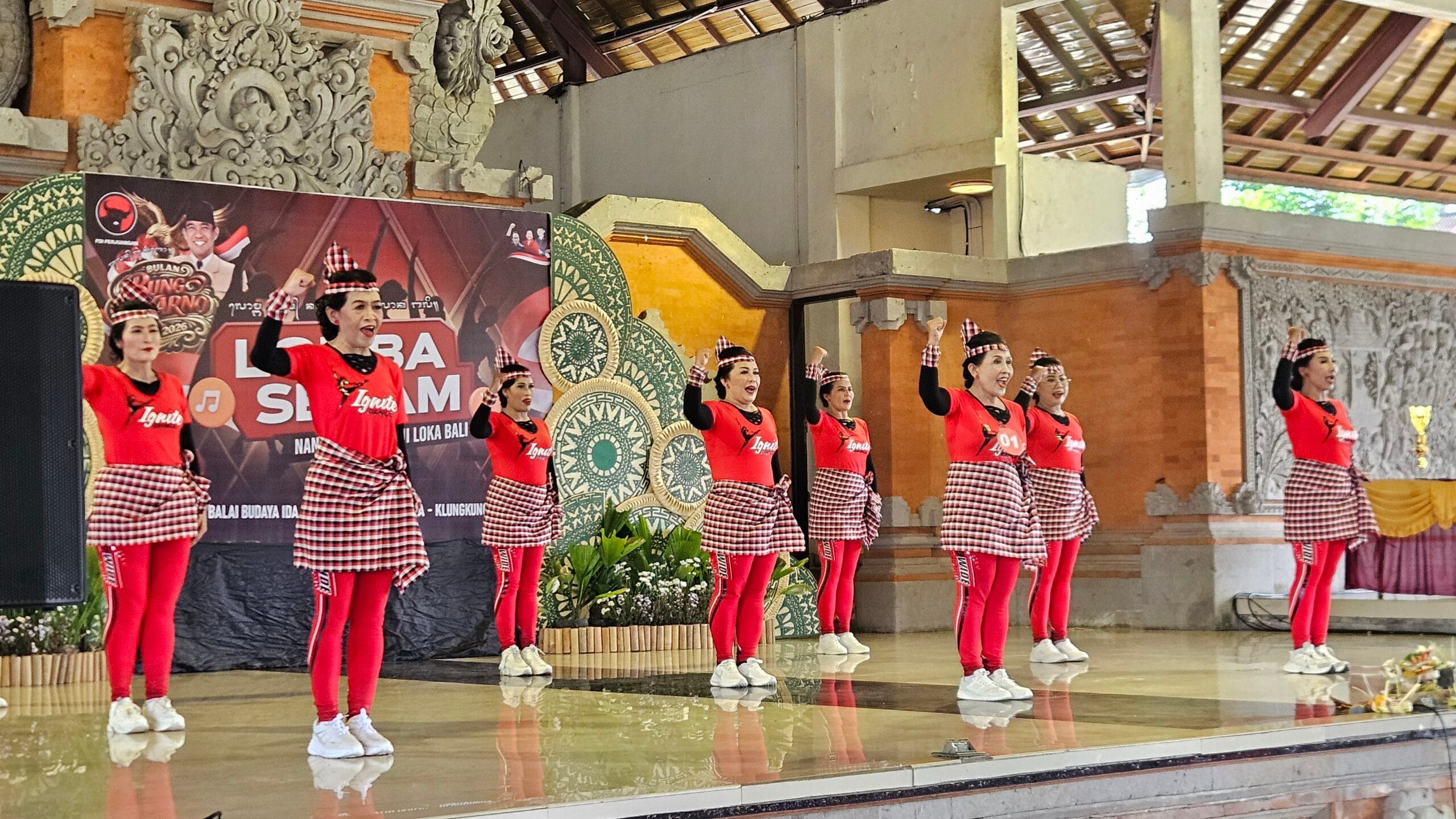 Muda di Jiwa ! Lansia Klungkung ‘Goyang’ Balai Budaya demi Bulan Bung Karno, Hadiahnya Ditambah Ketua DPC PDIP