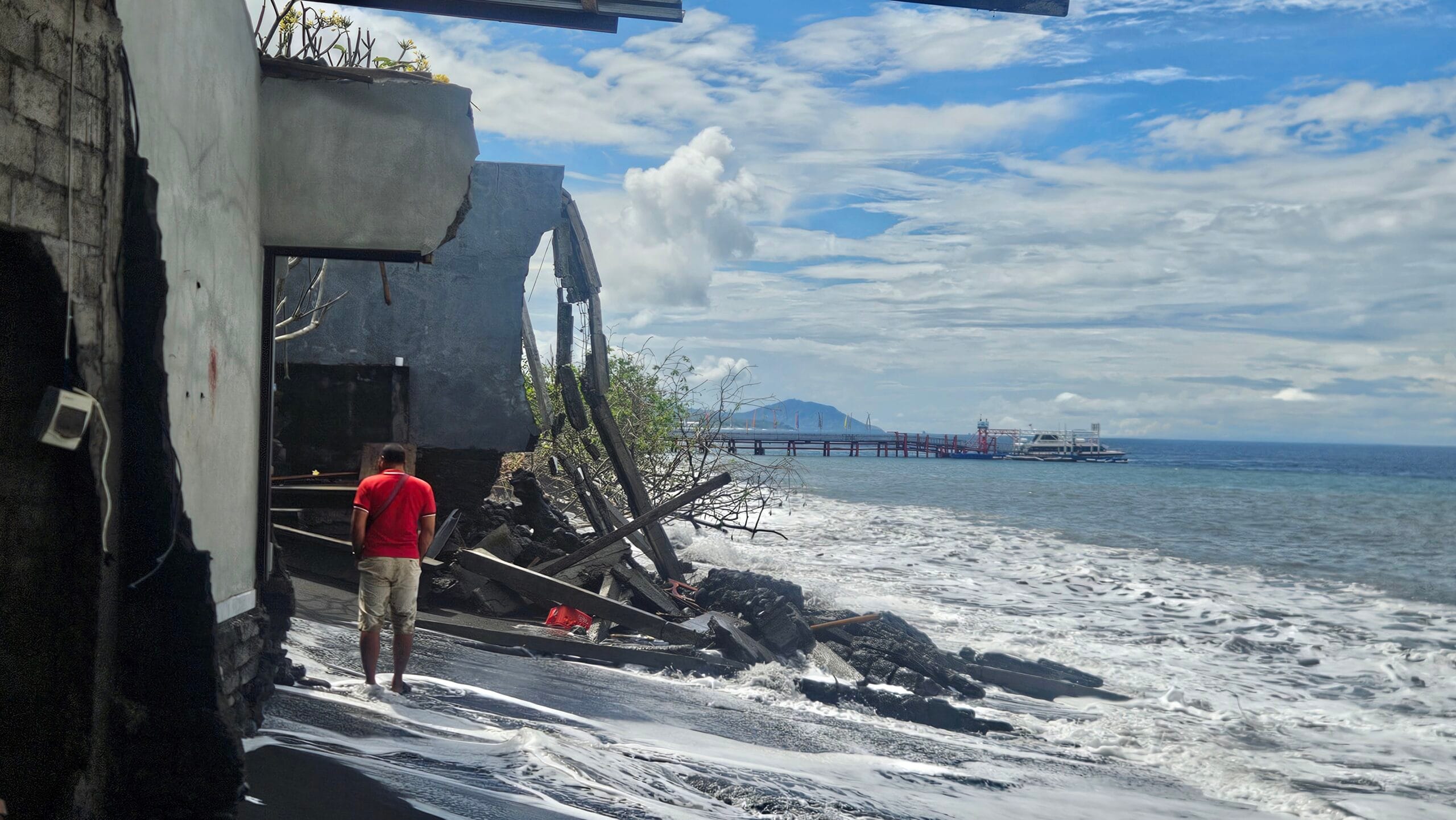 Pantai Monggalan Kusamba Luluh Lantak Diamuk Gelombang Pasang: Rumah Hancur, 12 KK Ngungsi, Pelabuhan Hilang