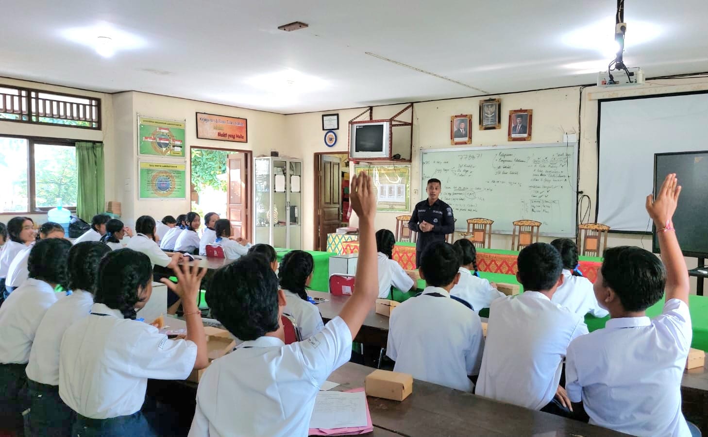 Humas Polres Gianyar Sosialisasi Etika Medsos dan Anti-Bullying di SMPN 2 Gianyar