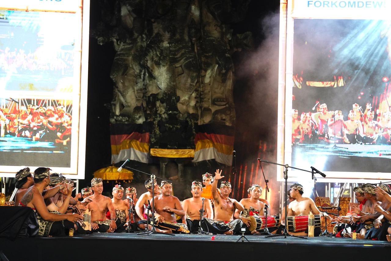 Sempat Vakum Lama, Kesenian Genjek Manduang ‘Guncang’ Panggung Semarapura Festival ke-8!