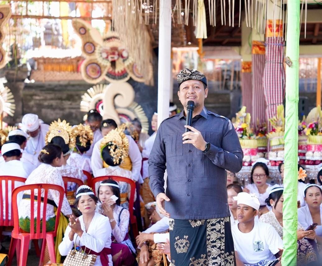 Ringankan Beban Krama, Gus Alit Guyur Desa Adat Sobangan Bantuan Rp 500 Juta di Acara Metatah Massal
