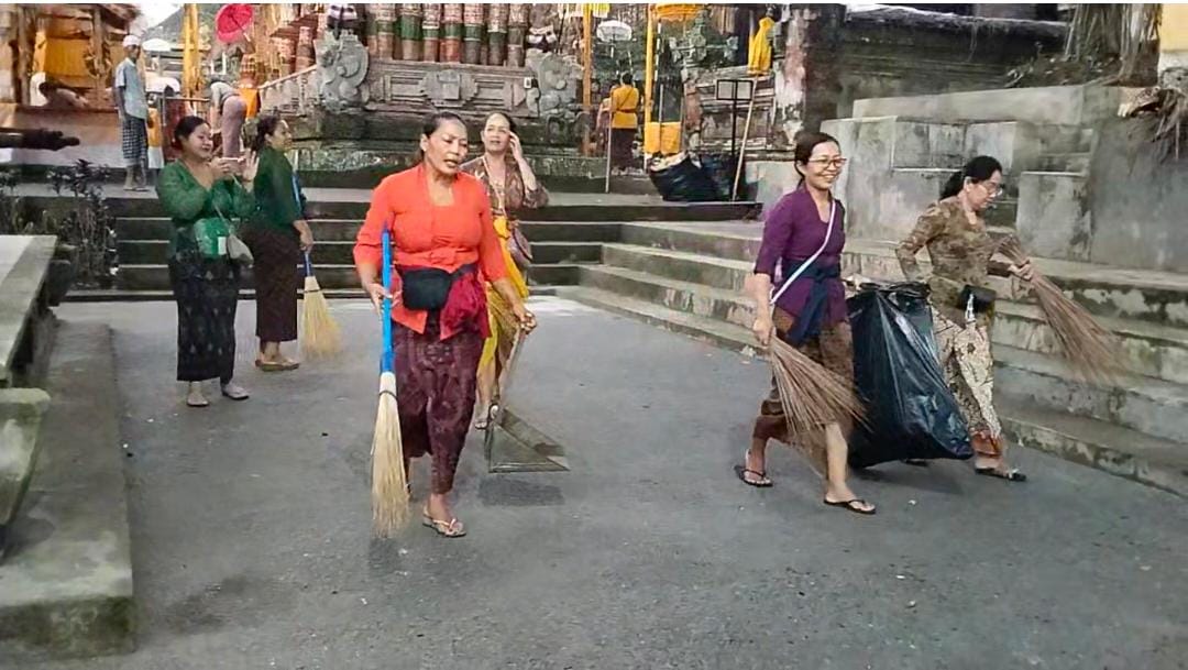 Piodalan di Pura Samuantiga, Pelajar dan Krama Istri Kompak Kelola Sampah