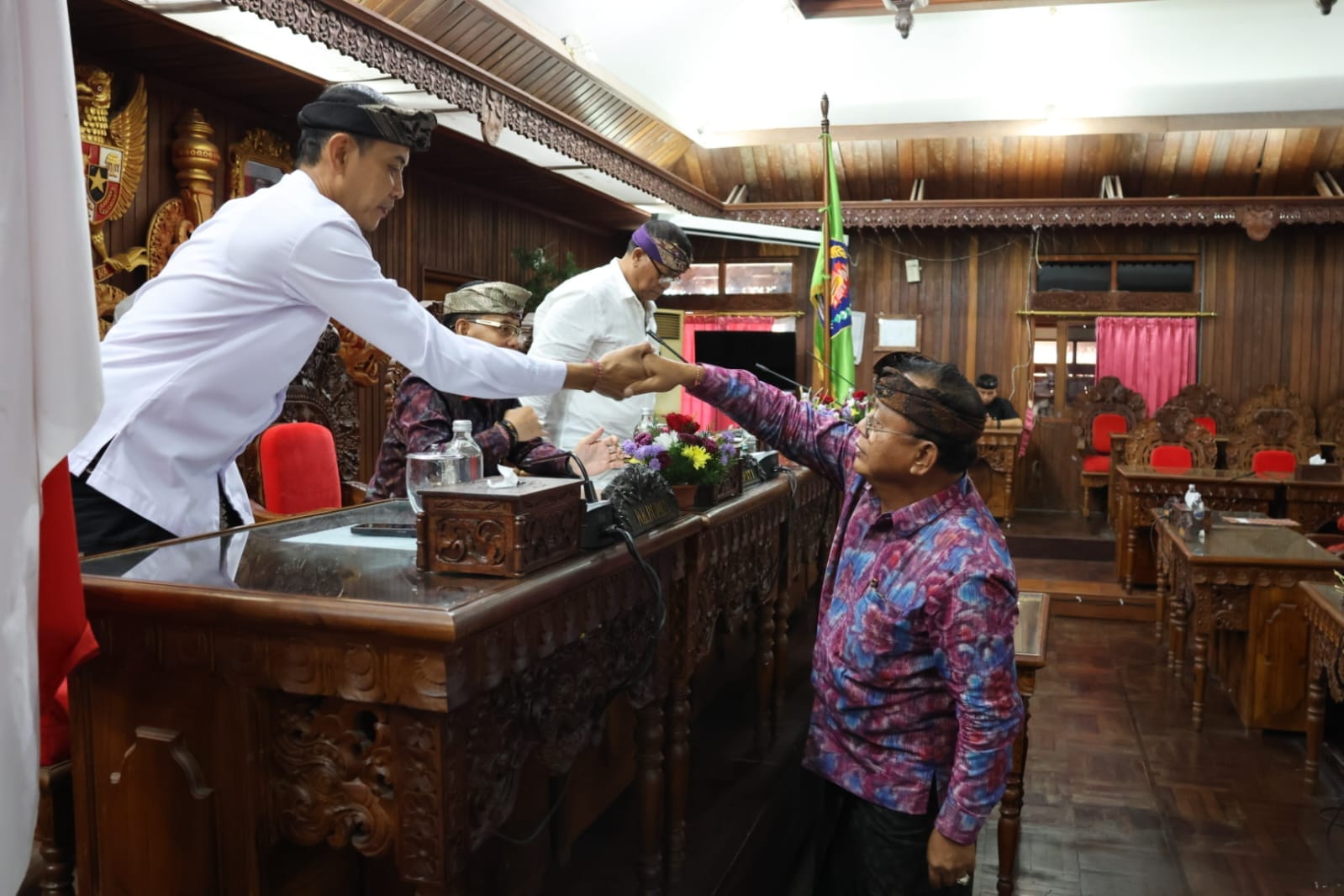 Sikat Parkir Liar dan “Developer” Nakal, Fraksi Nasional Solidaritas Setujui Dua Ranperda Klungkung