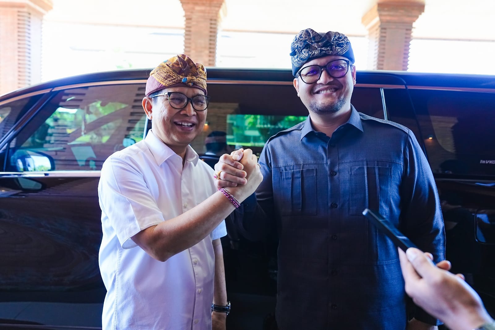 Diisukan Pecah Kongsi Gara-Gara Kursi Bupati, Adi Arnawa dan Gus Bota Akhirnya Buka Suara