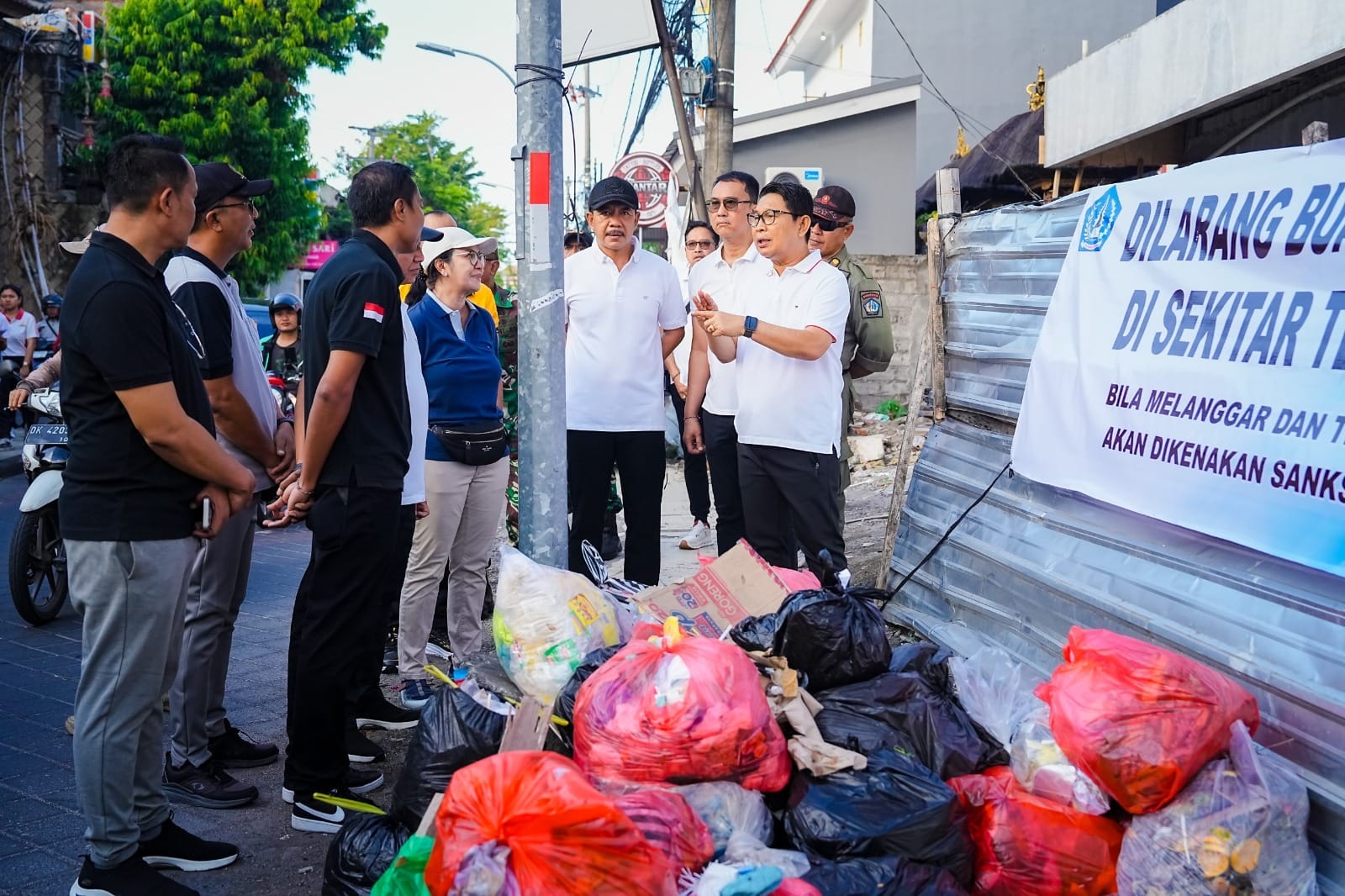 Kuta Mulai Bersih, Tapi Bupati Adi Arnawa Temukan Warga “Kucing-kucingan” Buang Sampah!