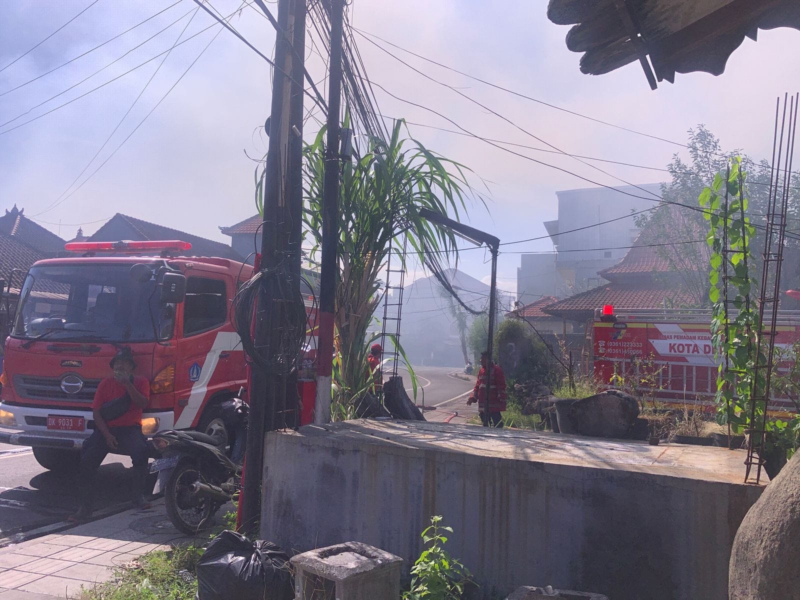 Akibat Bakar Sampah, Gudang Furniture Barong Antiques di Kerobokan Ikut Ludes Terbakar