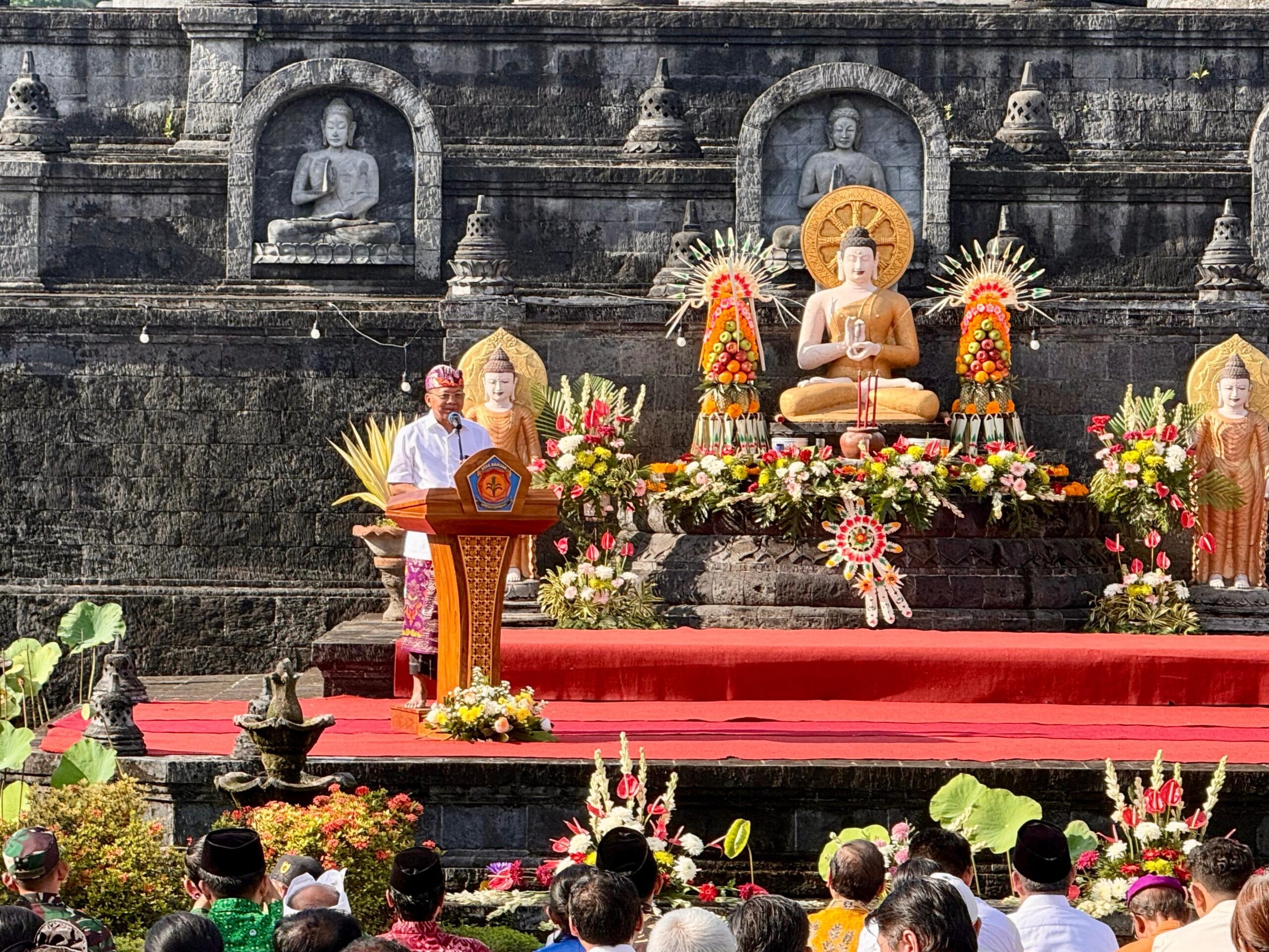 Gubernur Koster Lepas 50 Bhikkhu IWFP 2026 Menuju Borobudur