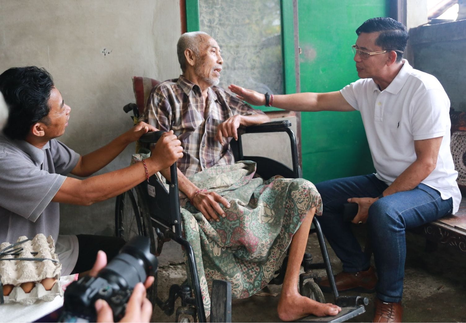 Lansia Lumpuh di Desa Sarimerta Dibantu Sembako Hingga Siapkan Kasur