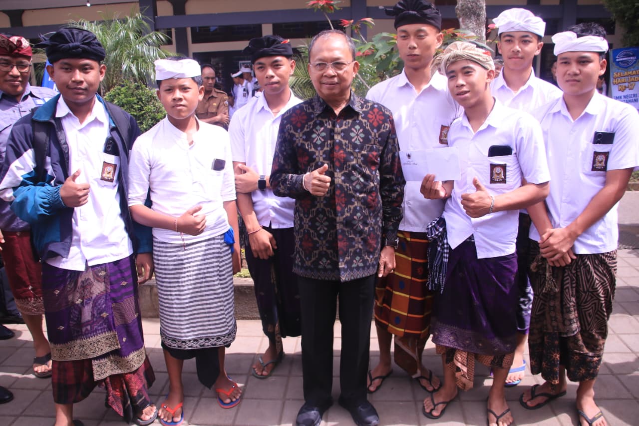 Kunjungi SMKN 3 Kintamani, Wayan Koster Bagikan Kisah Inspiratif Jadi Buruh Tani demi Biaya Sekolah