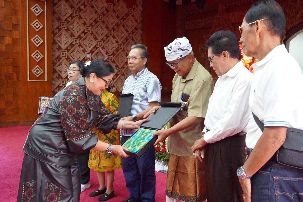 Reuni Alumni FEB Unud Jadi Panggung Seruan Selamatkan Tenun Tradisional Bali