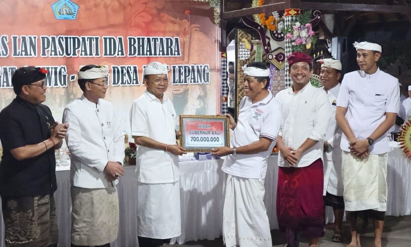 Gubernur Koster Hadiri Upacara Melaspas di Pura Dalem Sila Pegat Lepang, Serahkan Hibah Rp700 Juta