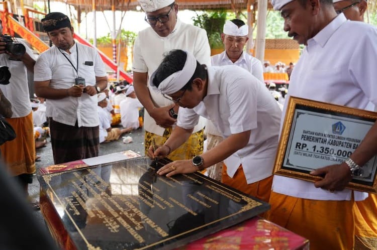 Hadiri Karya Agung di Pura Dalem Desa Adat Semana, Bupati Badung Serahkan Hibah Rp 1,35 Miliar