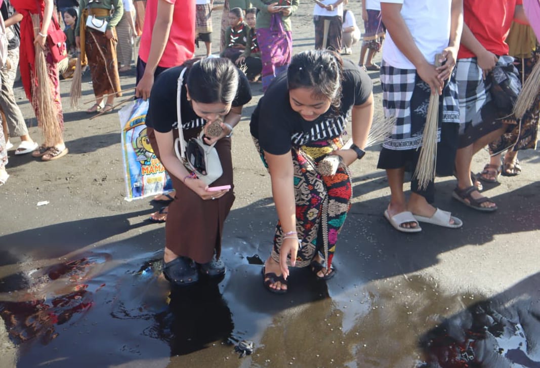 “Gerakan Merawat Pertiwi” di Kawasan Pura Watu Klotok Klungkung, Dari Tanam Pohon – Hingga Lepas Tukik