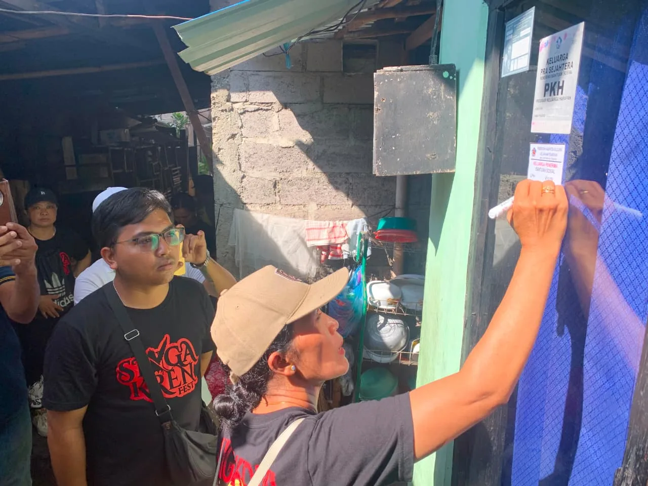 Wujud Transparansi Bansos, Kelurahan Penarukan Buleleng Mulai Tempel Stiker di Rumah Penerima Bantuan