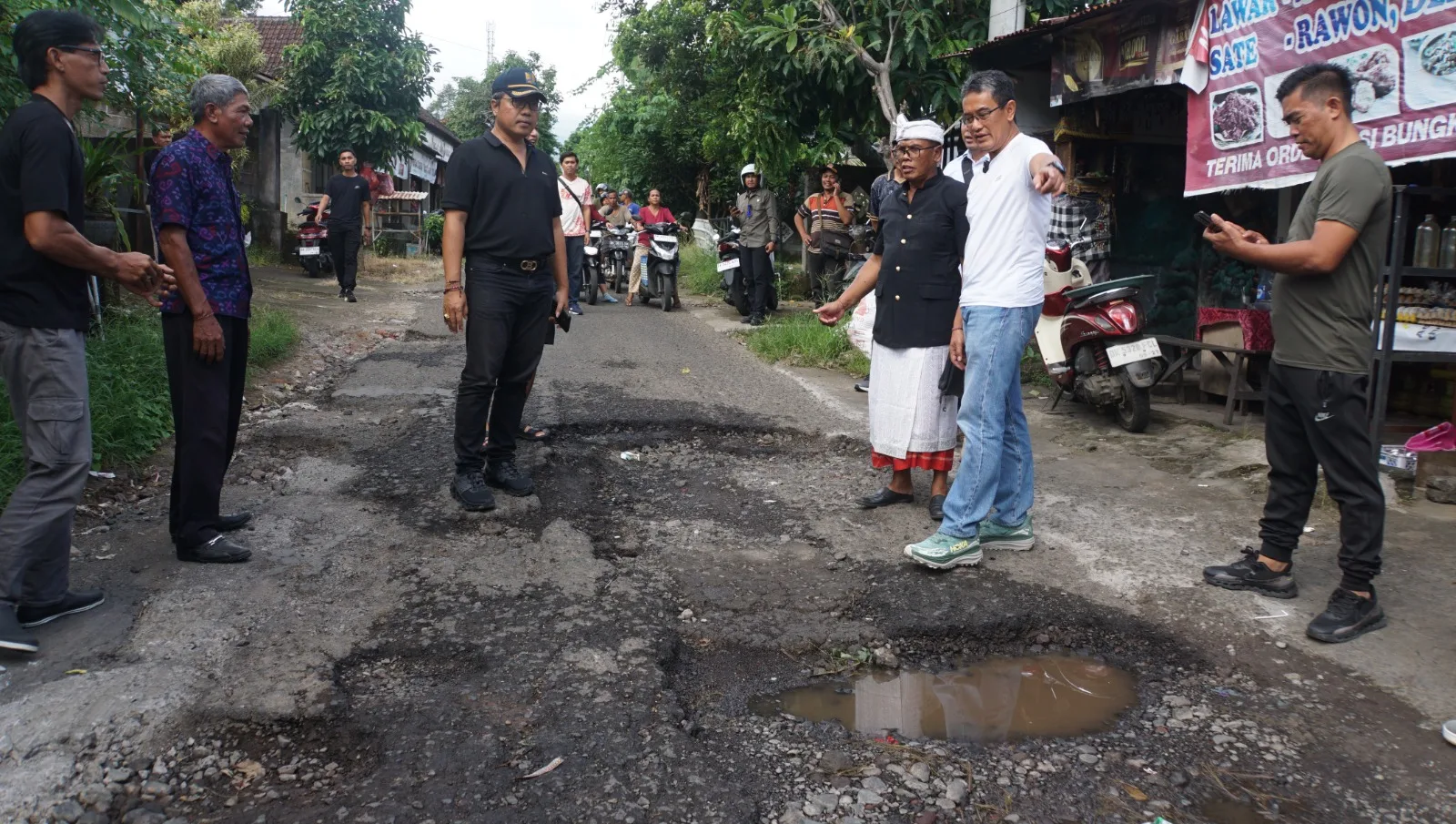 Hampir 300 Km Jalan Buleleng Rusak, Wabup Supriatna Targetkan Tambal Sulam di Alasangker Mulai Hari Ini