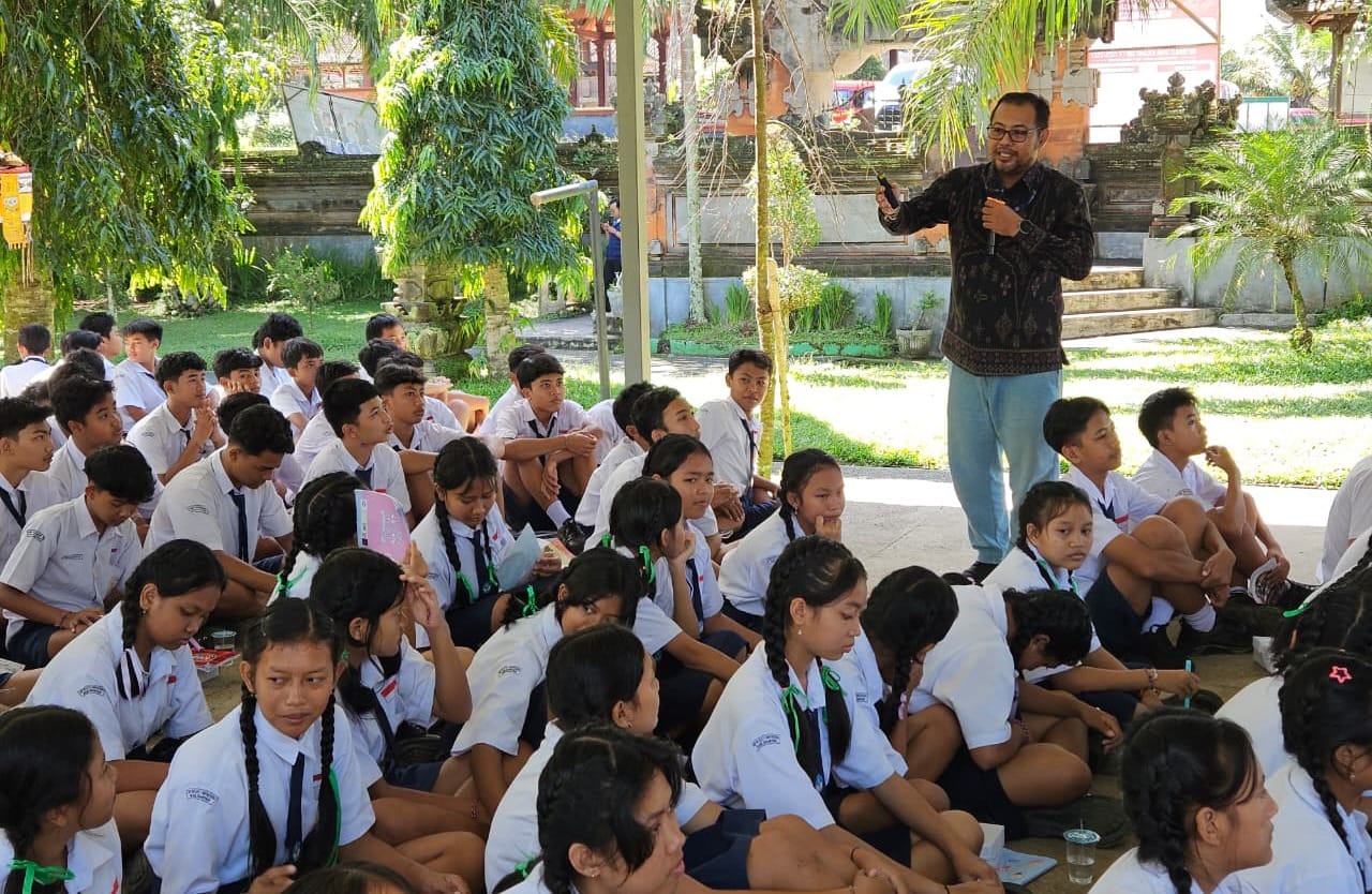Lindungi Siswa dari Risiko Dunia Online, Diskominfo Gianyar Sosialisasikan Sekolah Aman Digital di Tampaksiring