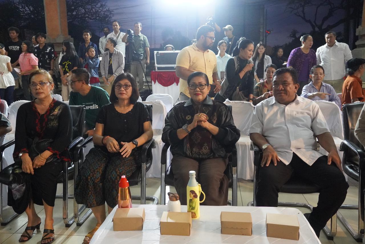 Pukau Penonton di Singaraja, Putri Suastini Koster Ingin Lahir Generasi yang Mampu “Menghidupkan” Karya Sastra