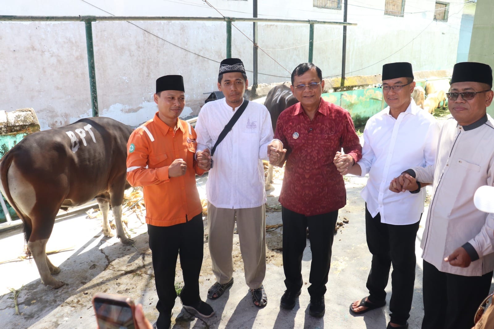 Serahkan Hewan Kurban di Masjid Agung Jami’ Singaraja, Bupati Sutjidra Ajak Warga Rawat Harmoni Buleleng