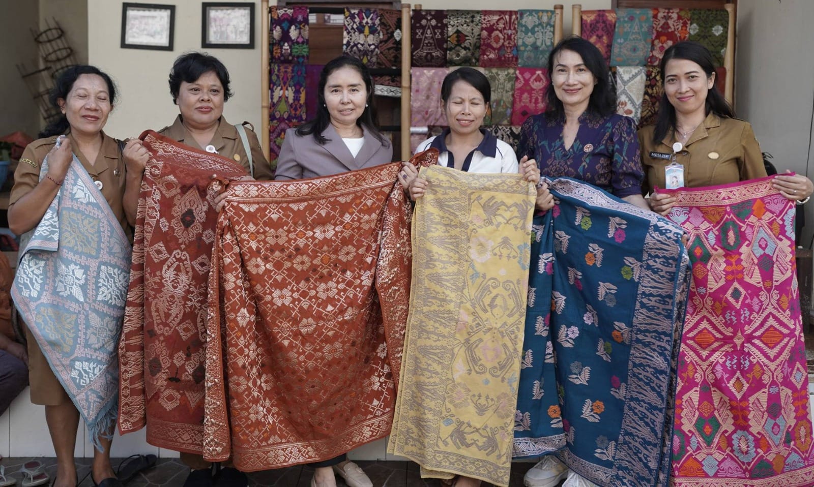 Siap Dipamerkan di HUT Kota Amlapura, Kerajinan Songket dan Perak Karangasem Dikurasi Ketat