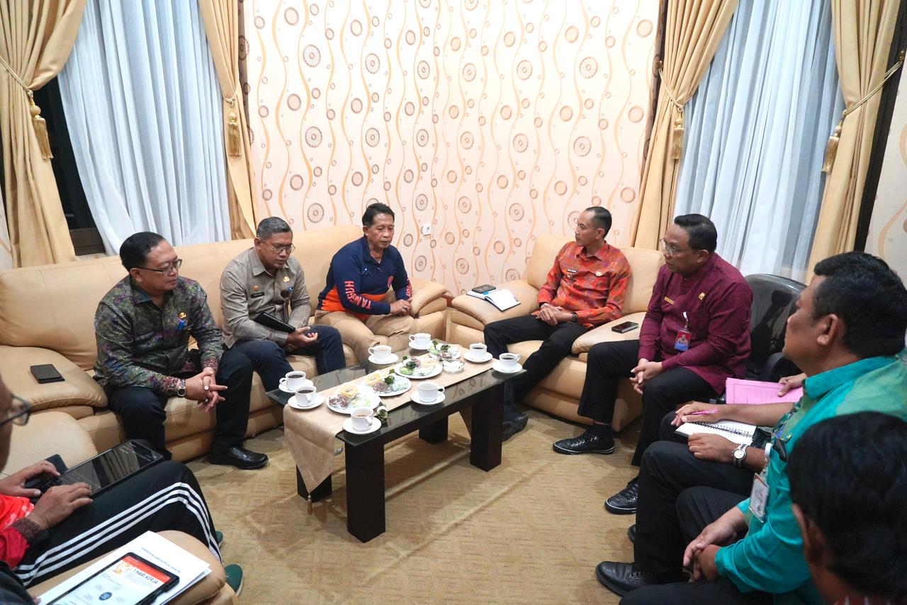 Antisipasi Dampak Abrasi Pantai Monggalan, Wabup Tjok Surya Instruksikan Percepatan Fisik Rumah Deret