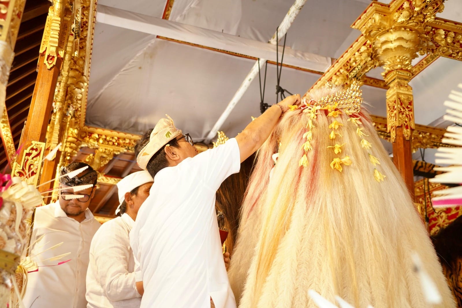 Hadiri Karya Melaspas di Pura Dalem Suargan Bongkasa, Bupati Adi Arnawa Serahkan Hibah Rp 700 Juta