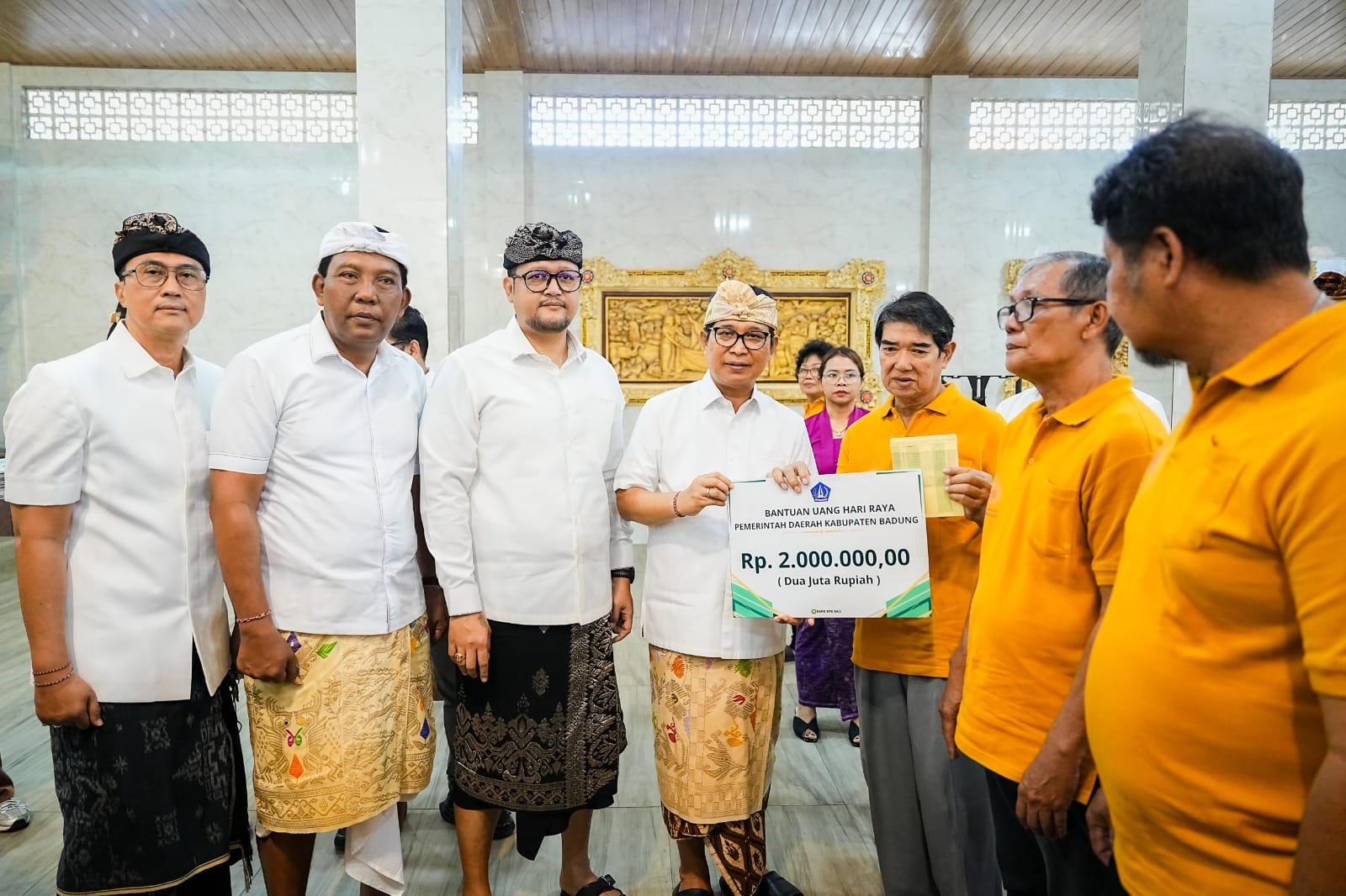 Gaungkan Moderasi Beragama di Kuta, Bupati Adi Arnawa Salurkan Bansos Waisak Rp 2 Juta per KK untuk Umat Buddha