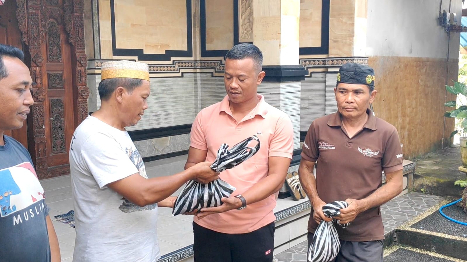 Merawat Harmoni Idul Adha, Umat Muslim Angantiga Badung Jaga Silaturahmi Lewat Tradisi Ngejot ke Warga Hindu