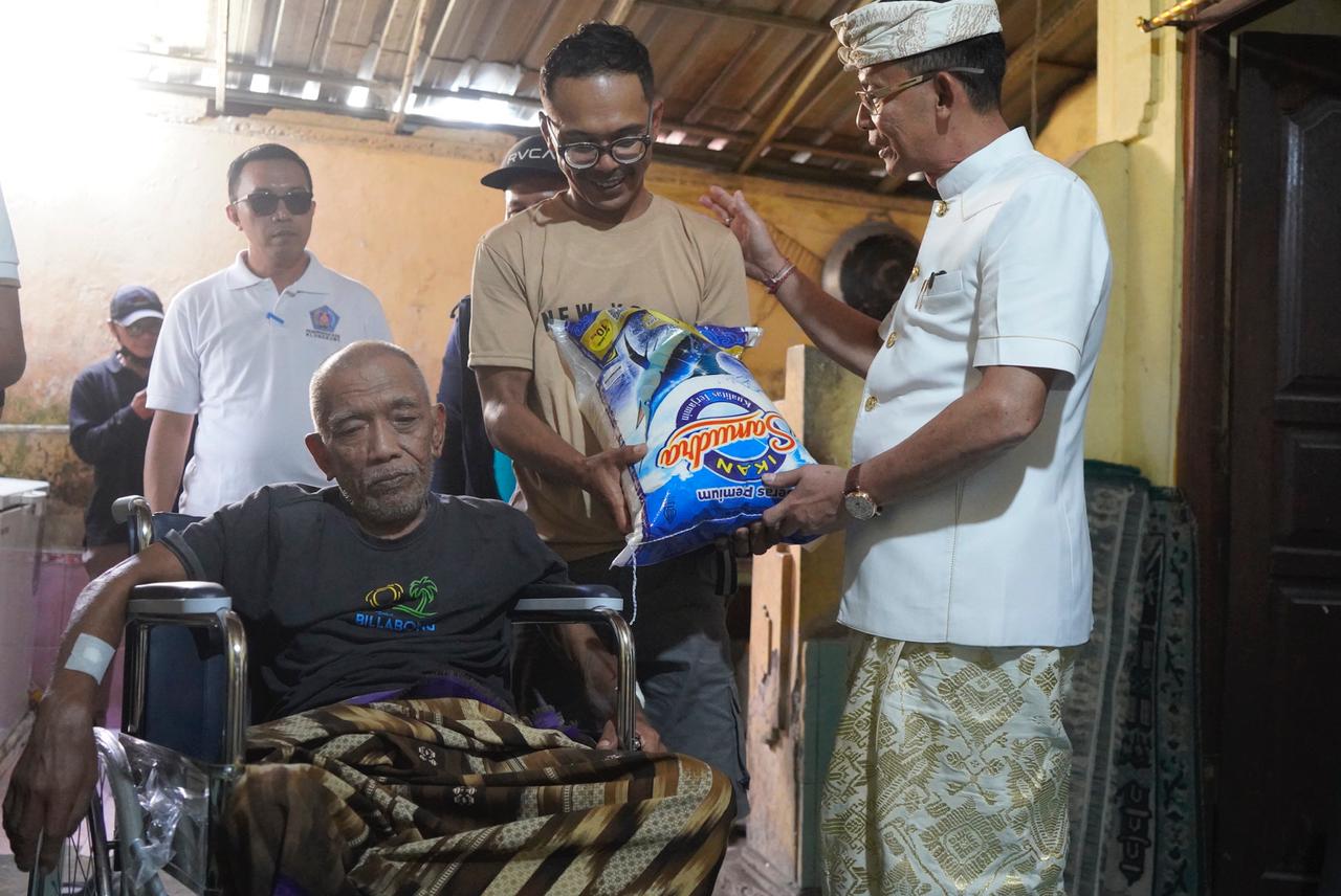 Peduli Sosial Bupati Satria, Alami Sakit – Warga Kampung Lebah Dibawakan Kursi Roda