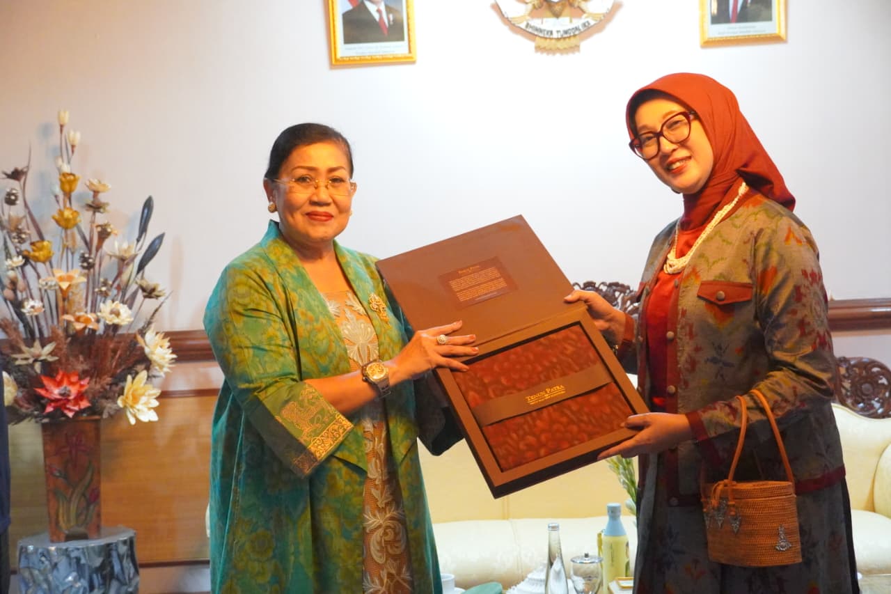 Terima Dekranasda NTB di IKM Bali Bangkit, Putri Koster Gagas Bali Jadi “Super Hub” Tenun Nusantara