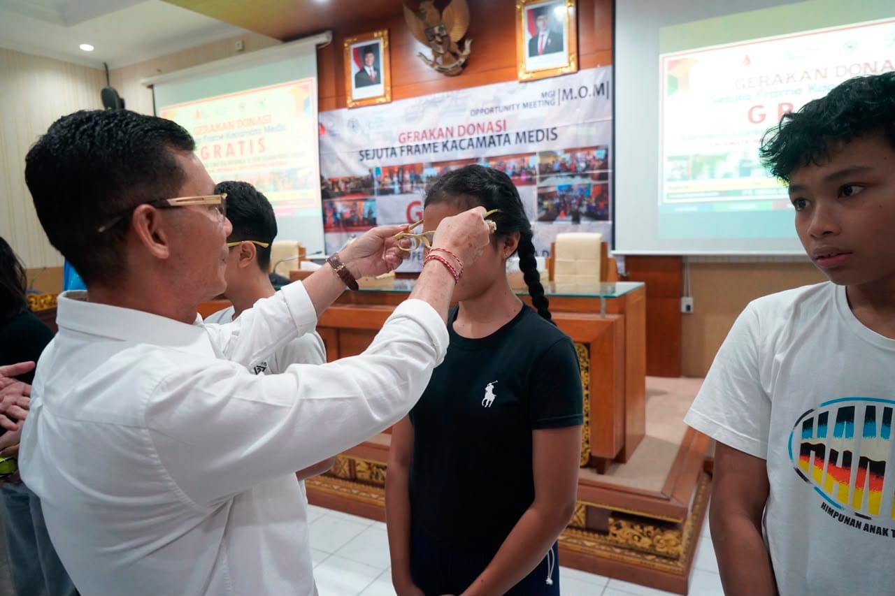 Gandeng Swasta, Bupati Klungkung Made Satria Serahkan Bantuan Kacamata Medis Gratis untuk Penderita Glaukoma