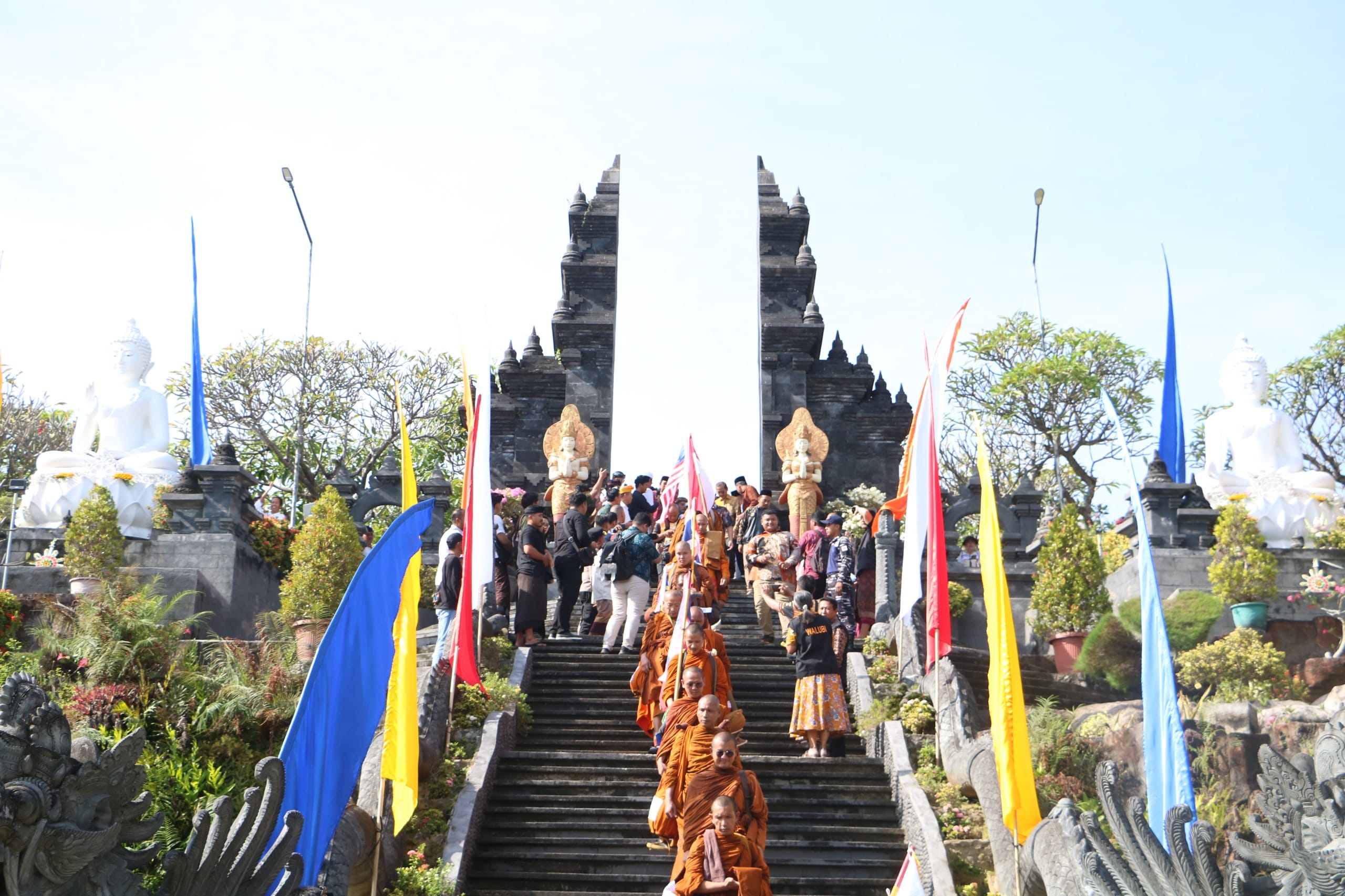 Bhikkhu Thailand-Borobudur Singgah di Banjar, Buleleng Bangga Jadi Bagian Misi Perdamaian Dunia