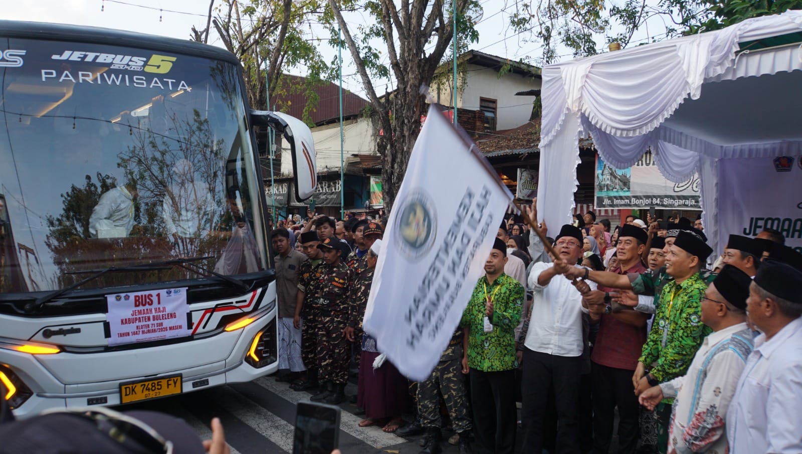 Lepas 108 Jemaah Haji Buleleng, Bupati Sutjidra Janji Tambah Petugas Pendamping Daerah