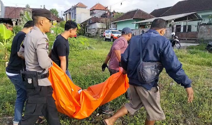 Pensiunan di Klungkung  Ditemukan Meninggal di Belakang Rumah, Diduga Terjatuh